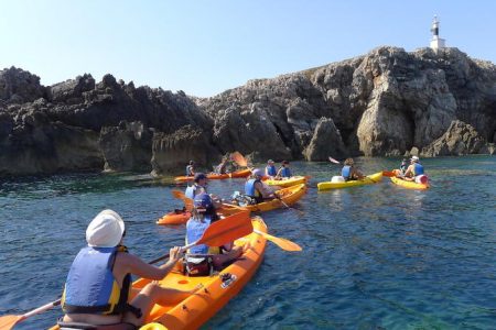 Recorrido guiado en kayak hasta Cales Coves
