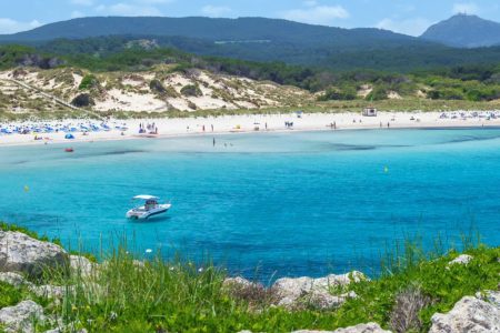 Alquiler de lanchas sin licencia en Cala en Porter: descubre la costa de Menorca a tu ritmo