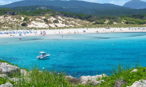 Alquiler de lanchas sin licencia en Cala en Porter: descubre la costa de Menorca a tu ritmo