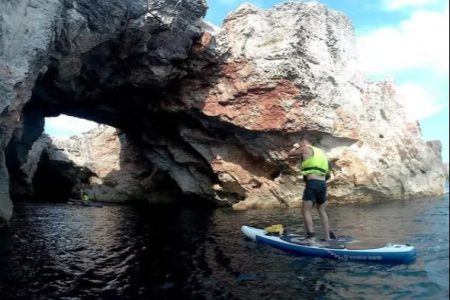 Explora las hermosas calas de Menorca con paddle surf